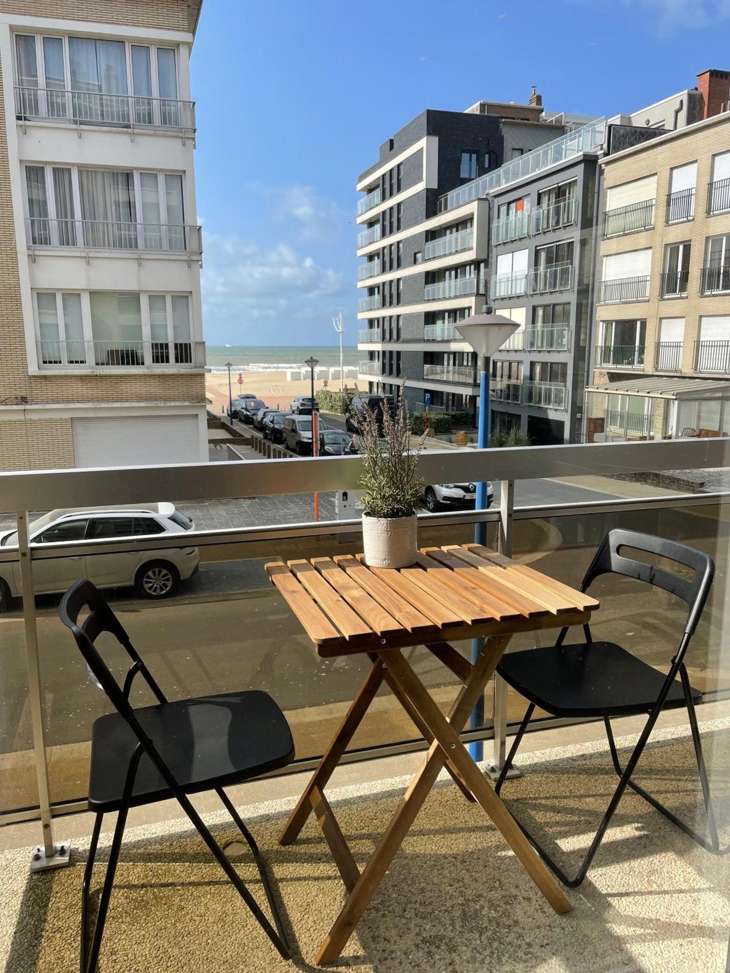 Apartment Dzee Frontaal Zeezicht En Gratis Parking Koksijde
